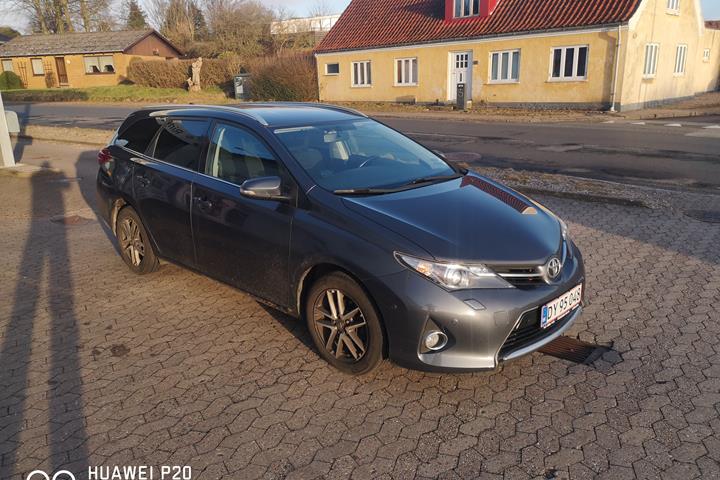 Blå Toyota Auris fra 2015