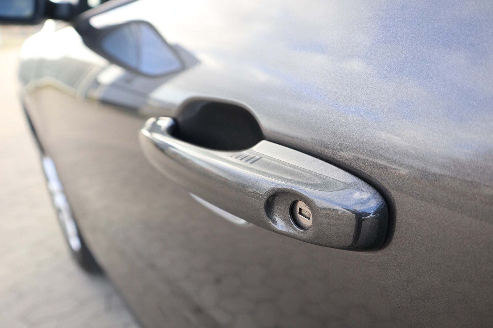 Grå Ford Kuga fra 2023