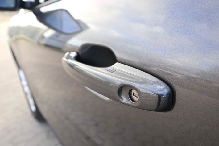 Grå Ford Kuga fra 2023