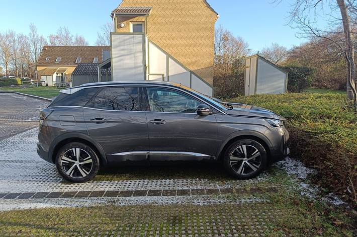 Grå Peugeot 3008 fra 2023