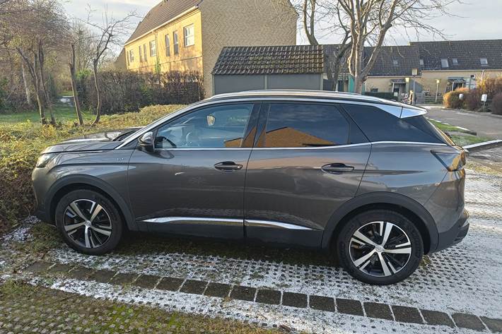 Grå Peugeot 3008 fra 2023