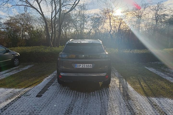 Grå Peugeot 3008 fra 2023