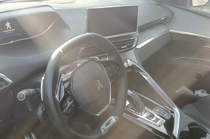 Grå Peugeot 3008 fra 2023