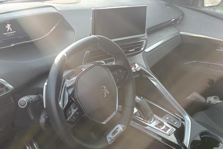 Grå Peugeot 3008 fra 2023