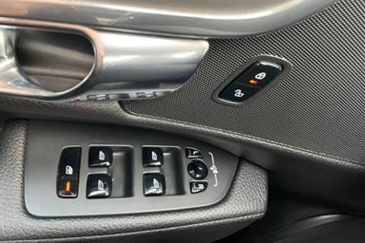 Grå Volvo S90 fra 2020