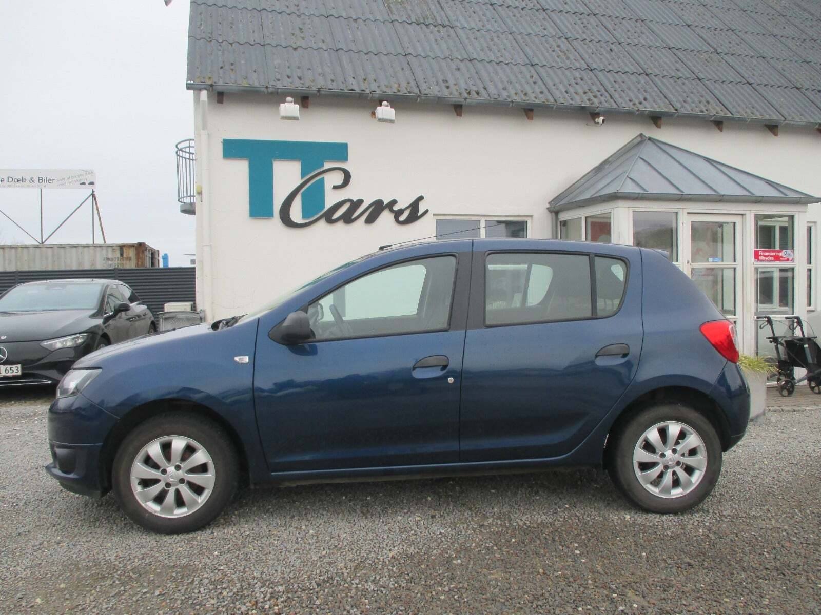 Blå Dacia Sandero fra 2016 set udefra