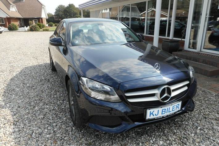 Blå Mercedes C200 d fra 2016 set udefra