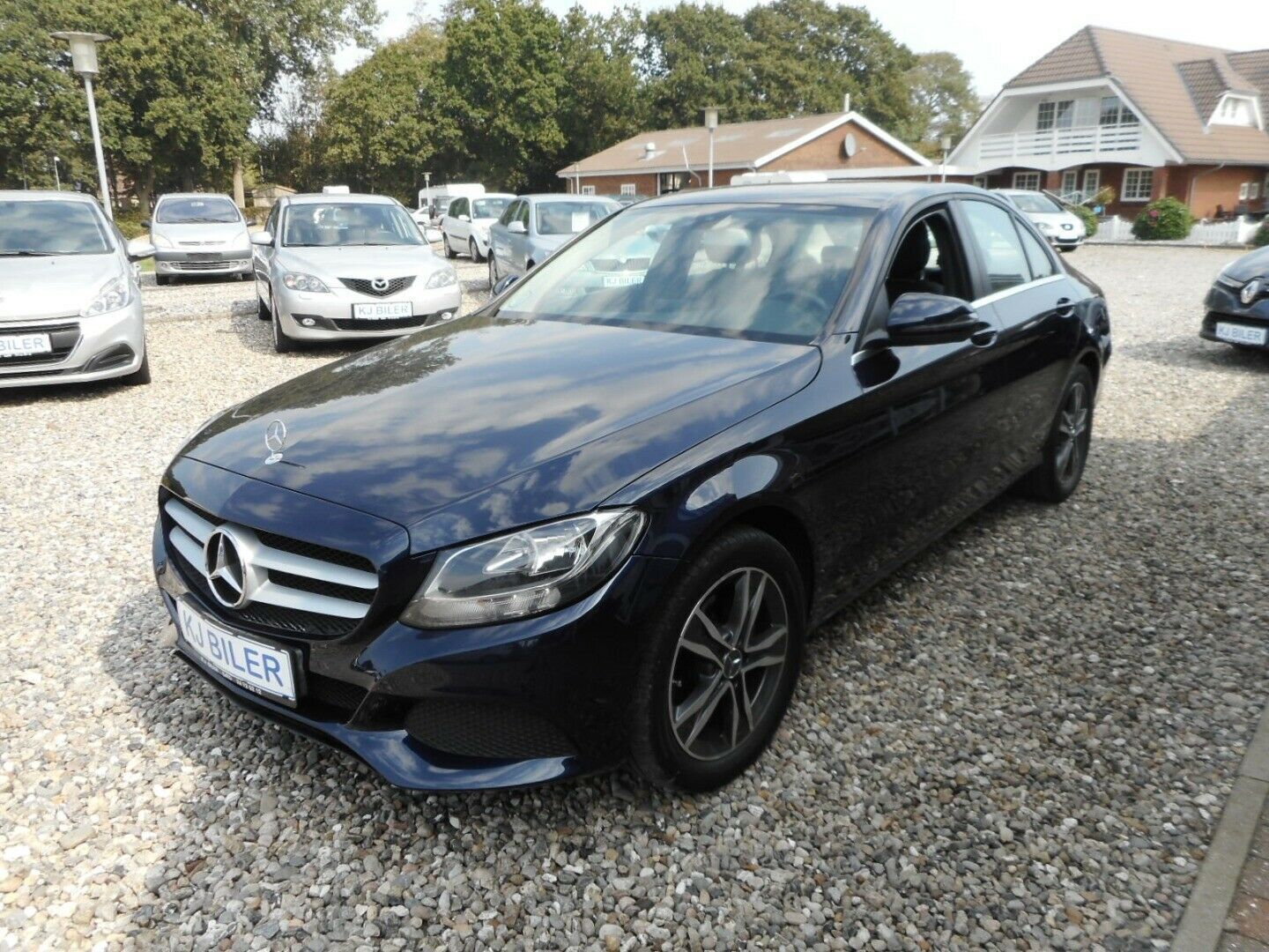Blå Mercedes C200 d fra 2016 set udefra