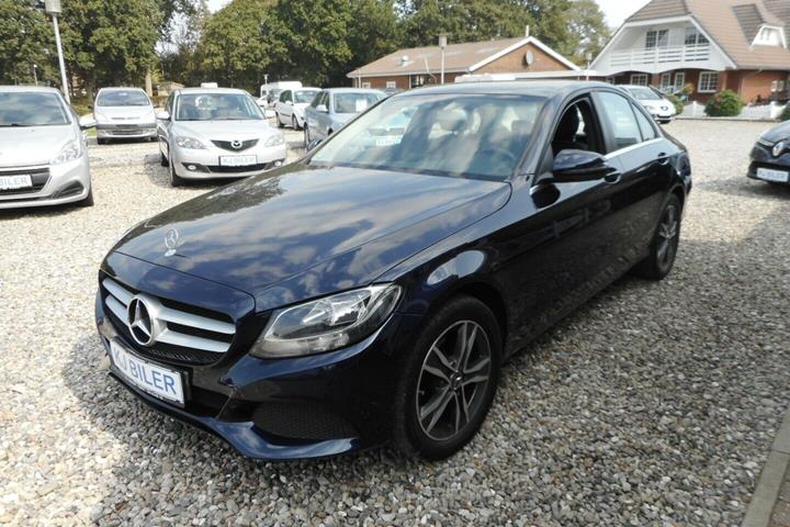 Blå Mercedes C200 d fra 2016 set udefra