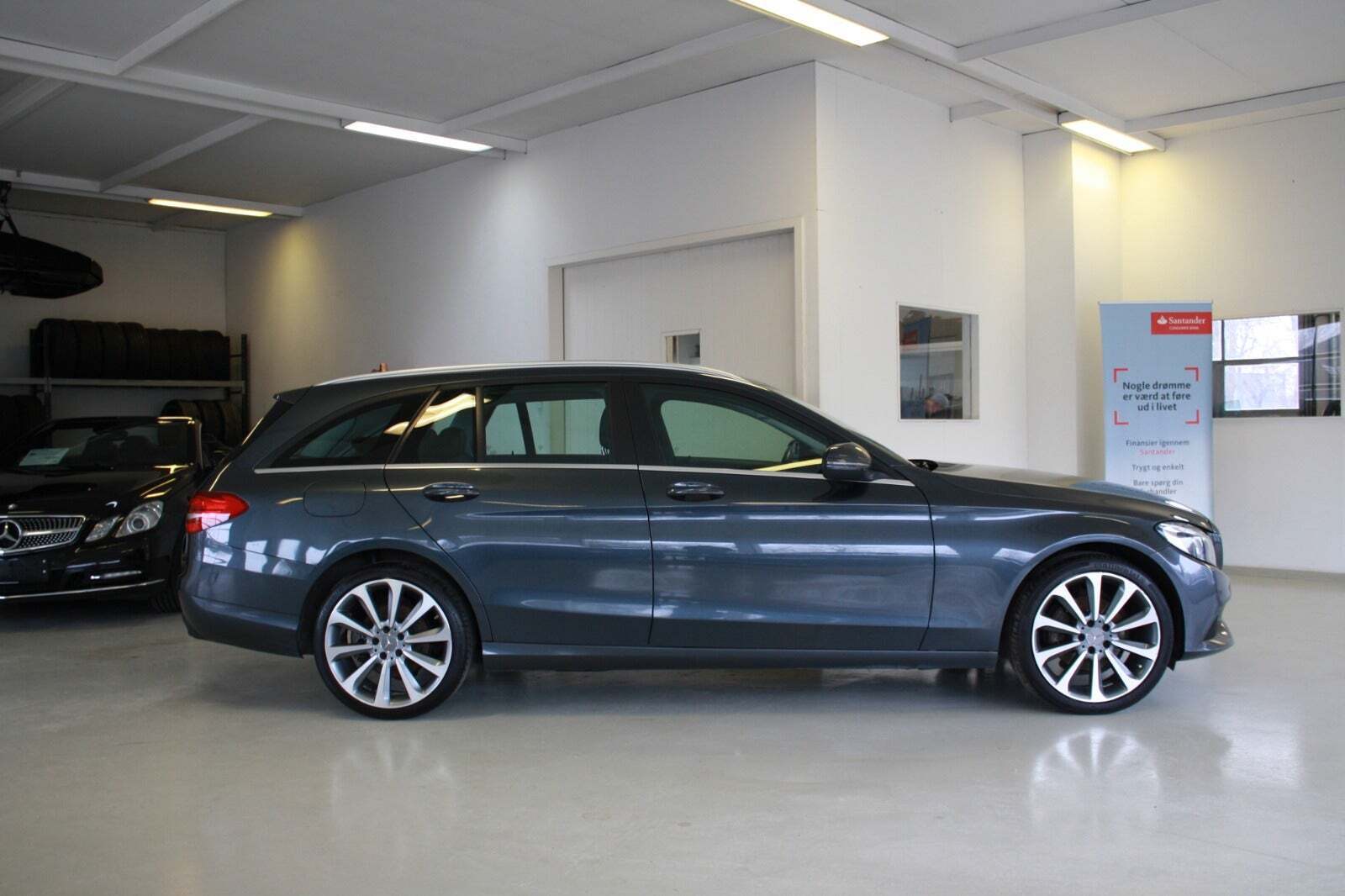 Grå Mercedes C200 fra 2016