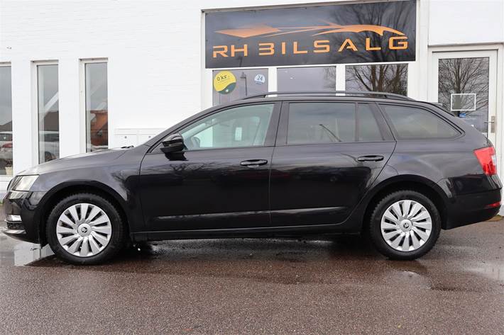 Sort Skoda Octavia fra 2020