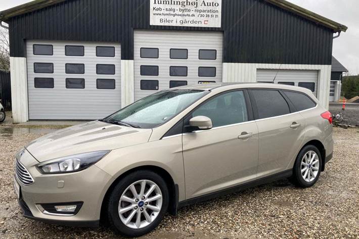 Beige Ford Focus fra 2016 set udefra