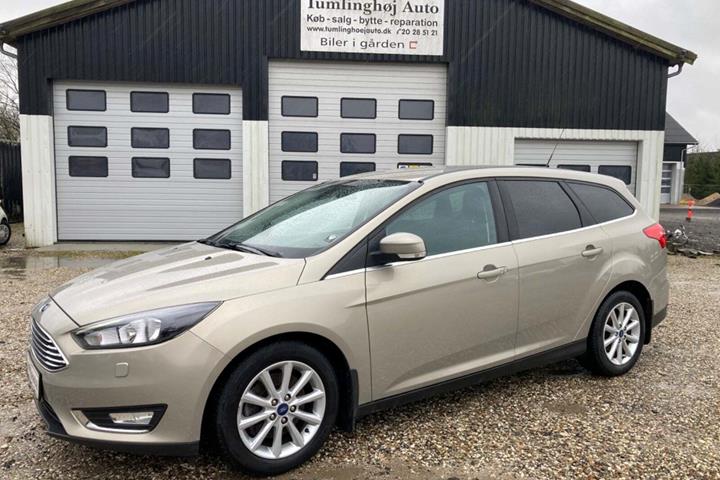 Beige Ford Focus fra 2016 set udefra