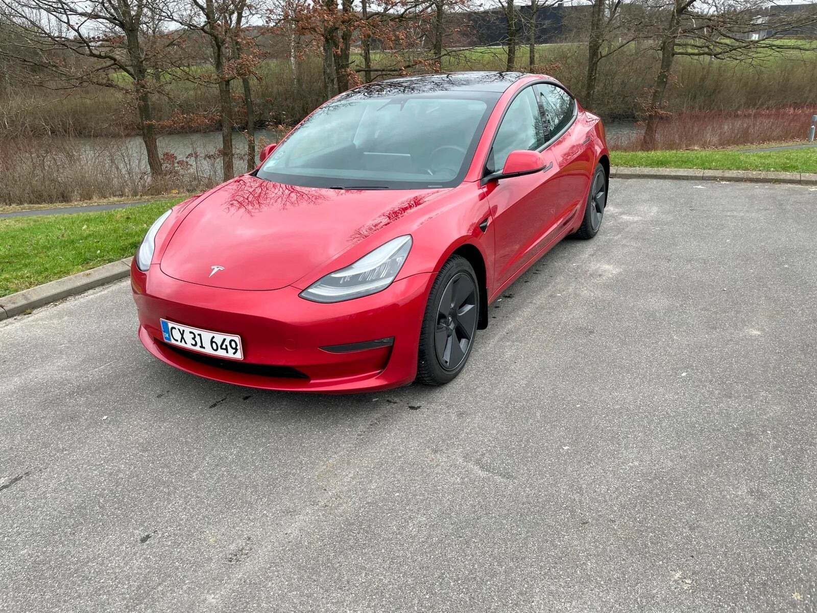 Rød Tesla Model 3 fra 2021