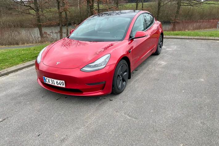 Rød Tesla Model 3 fra 2021