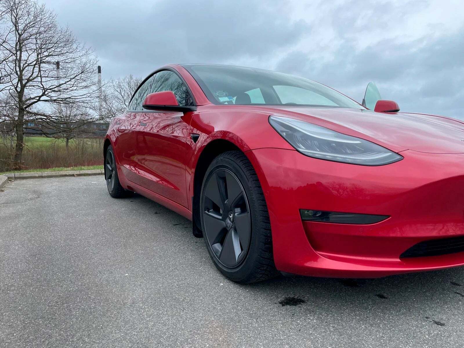 Rød Tesla Model 3 fra 2021