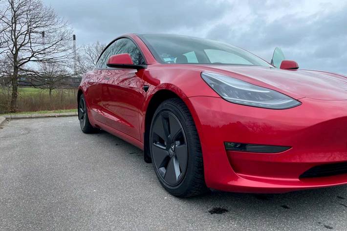 Rød Tesla Model 3 fra 2021