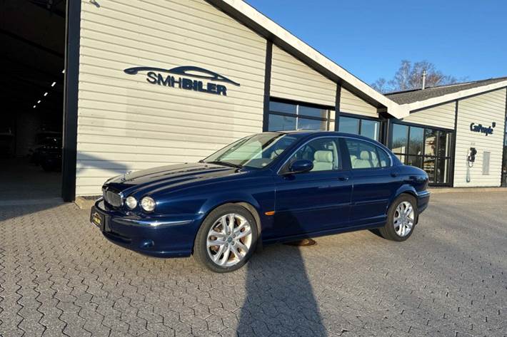 Blå Jaguar X-type fra 2001 set udefra