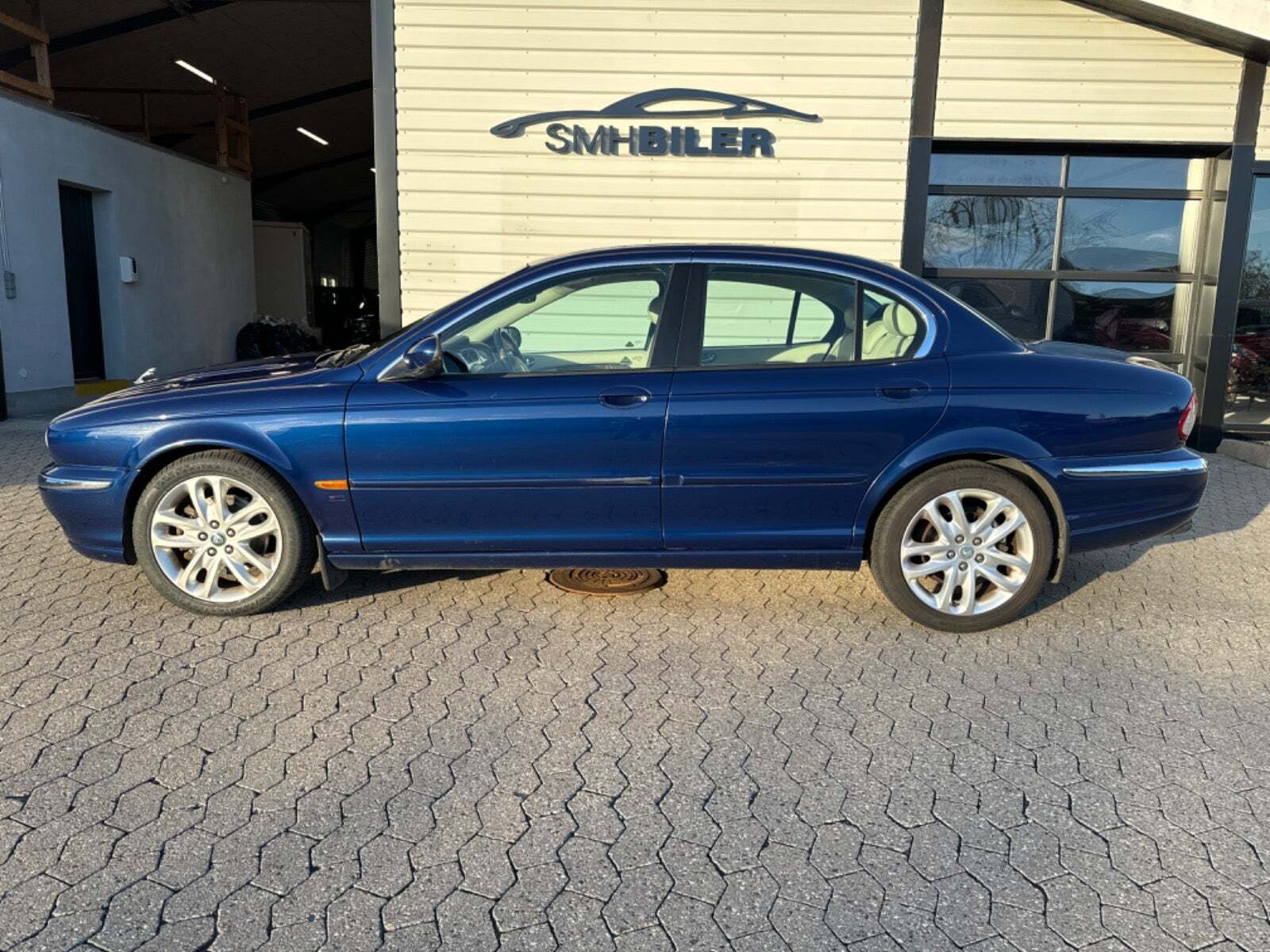 Blå Jaguar X-type fra 2001 set udefra