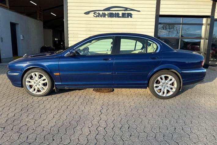 Blå Jaguar X-type fra 2001 set udefra