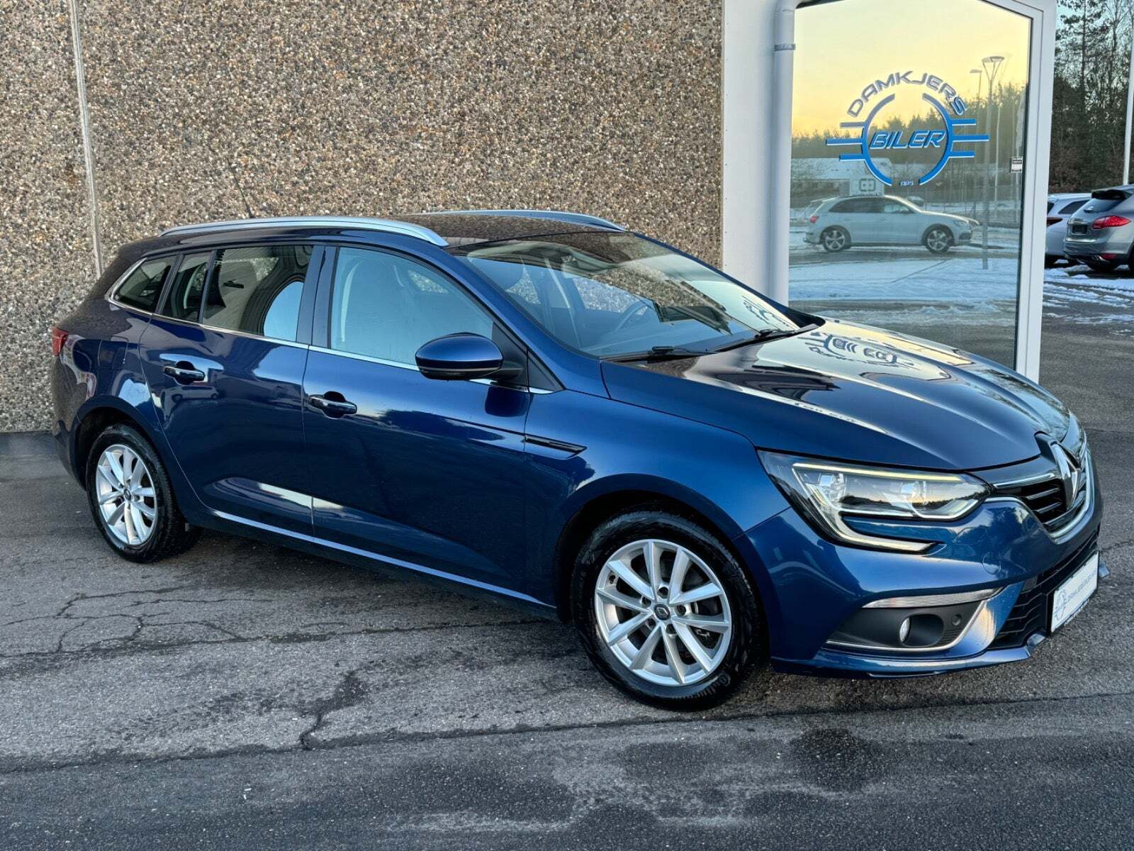 Blå Renault Megane IV fra 2017