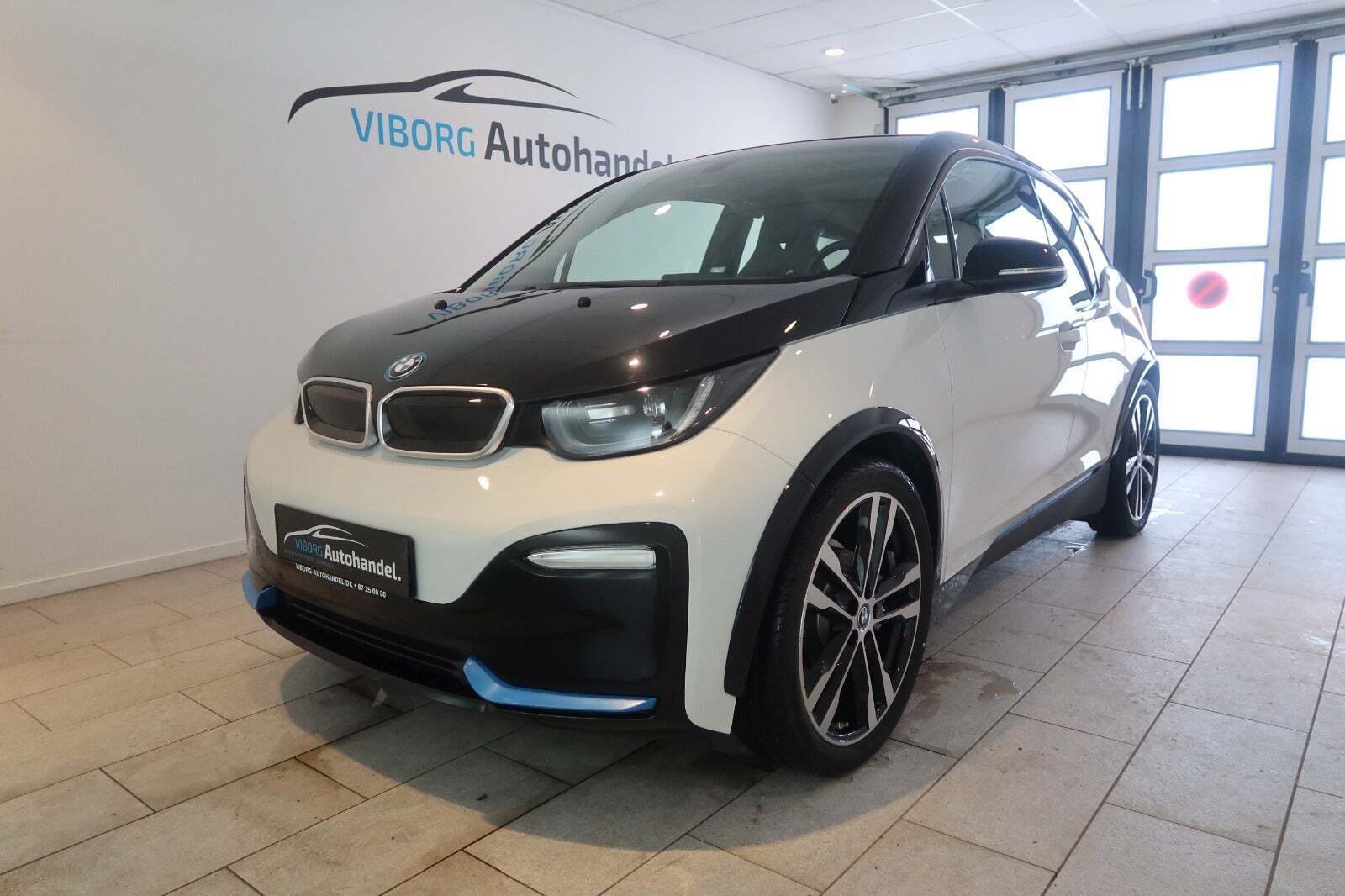 Hvid BMW i3s fra 2021 set udefra