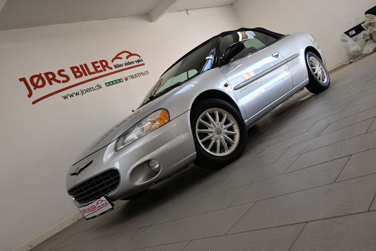 Beige Chrysler Sebring fra 2001 set udefra