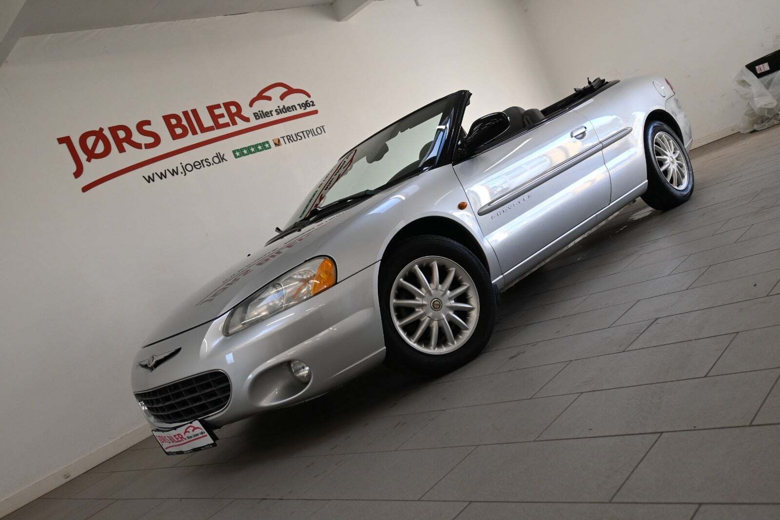 Beige Chrysler Sebring fra 2001 set udefra