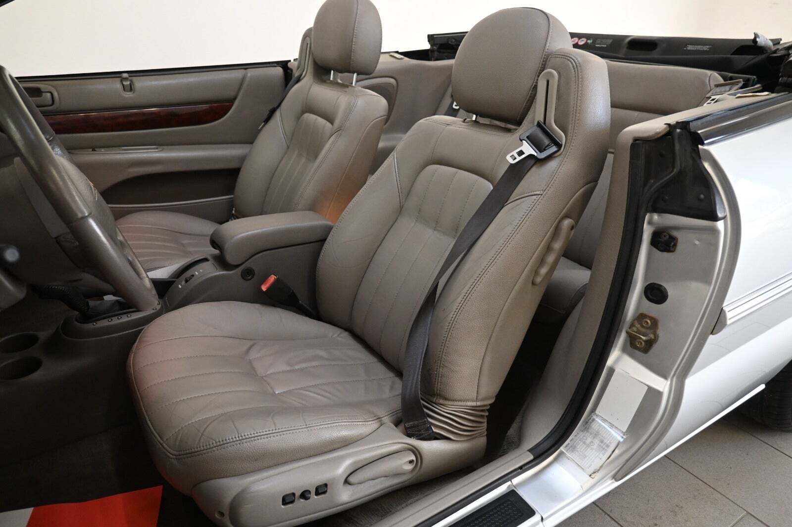 Beige Chrysler Sebring fra 2001 set indefra