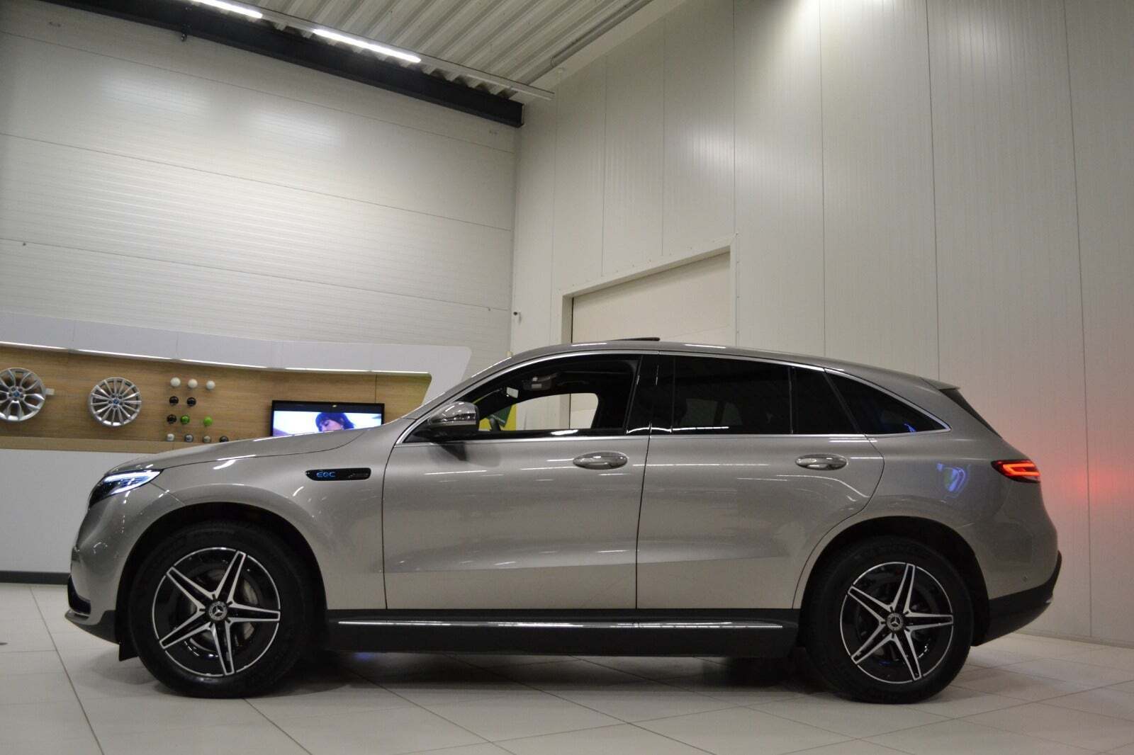 Grå Mercedes EQC400 fra 2021