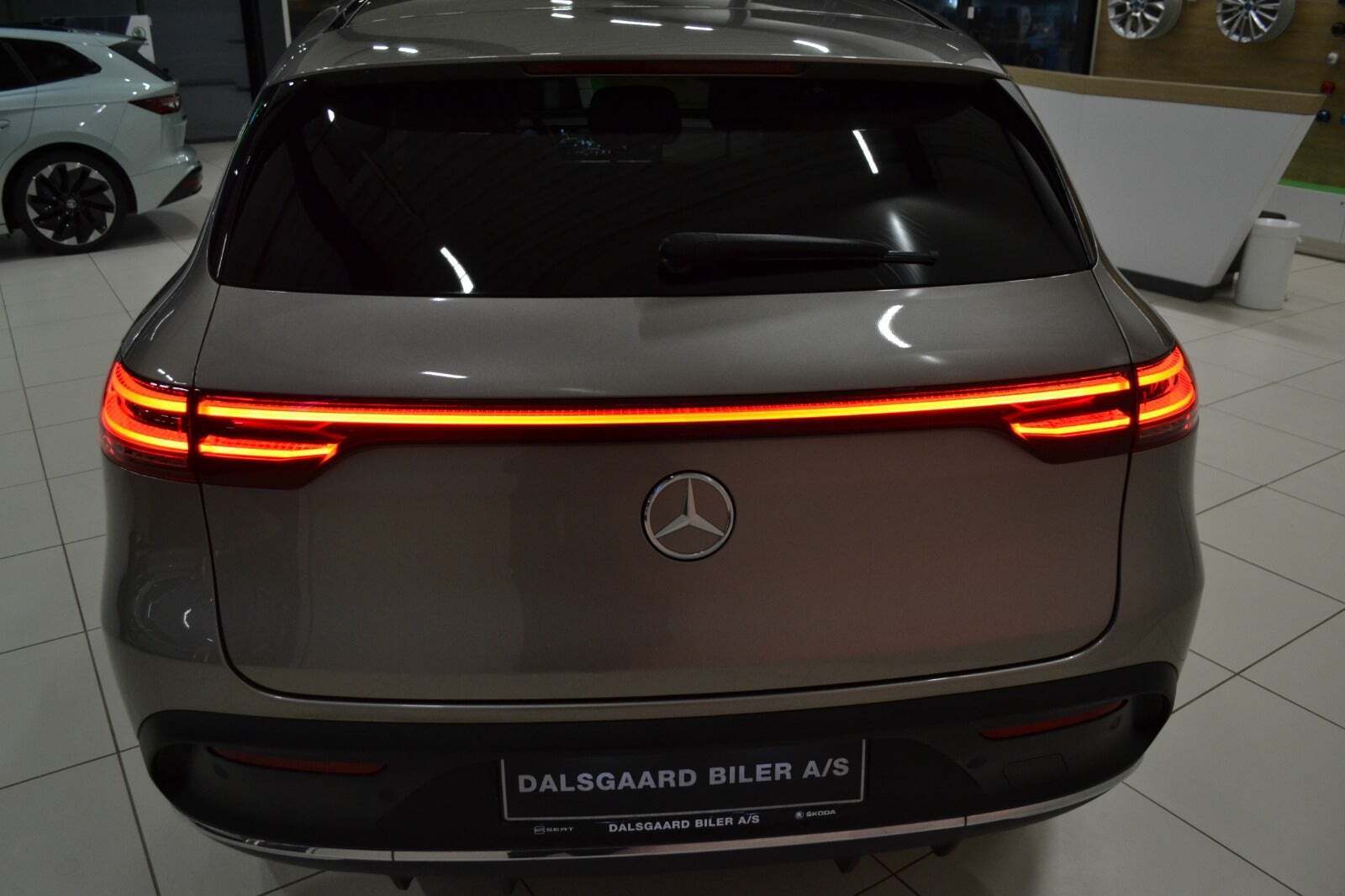 Grå Mercedes EQC400 fra 2021