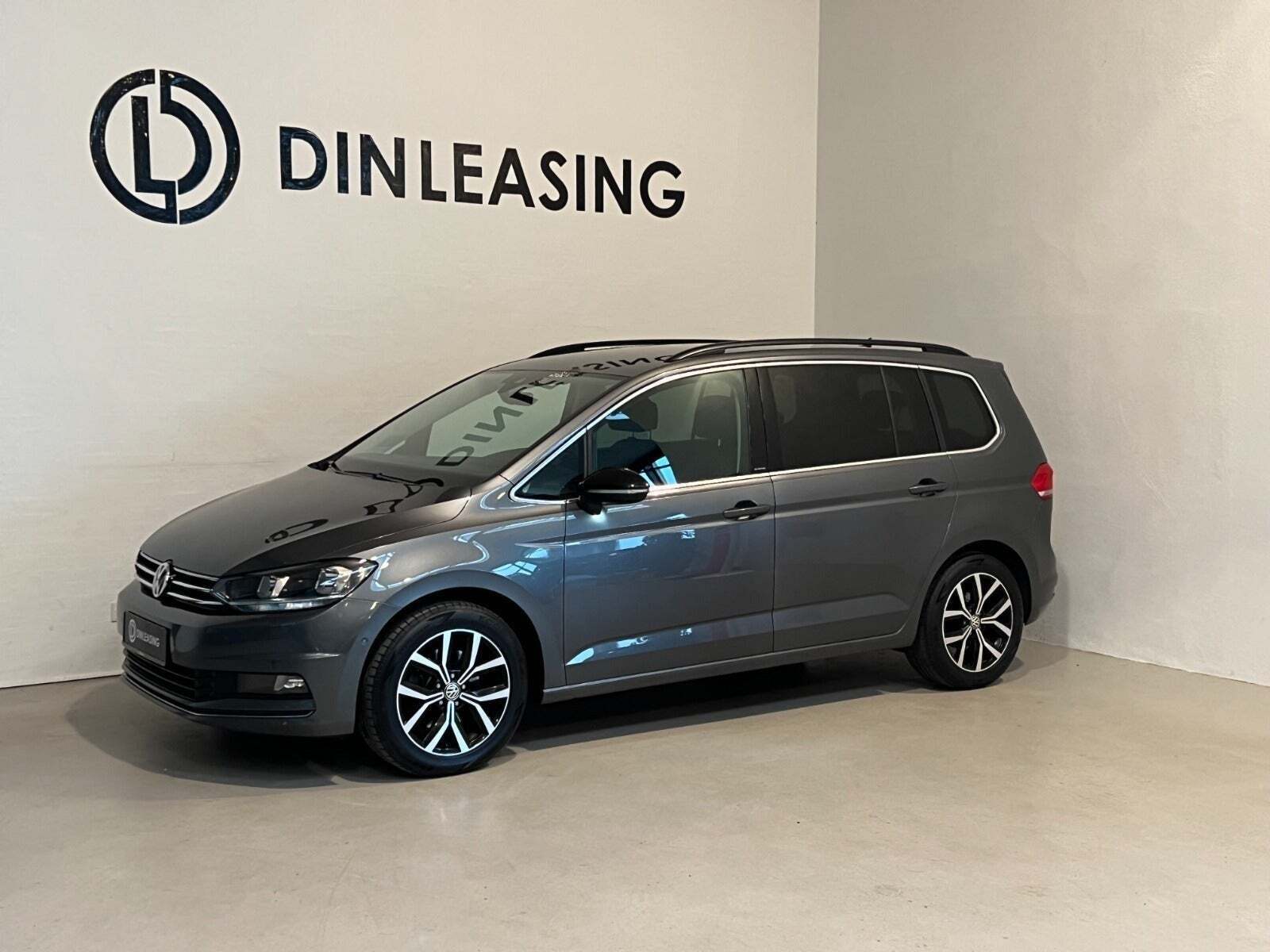 Grå VW Touran fra 2019