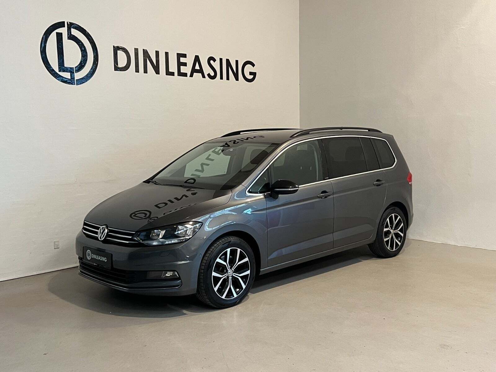 Grå VW Touran fra 2019