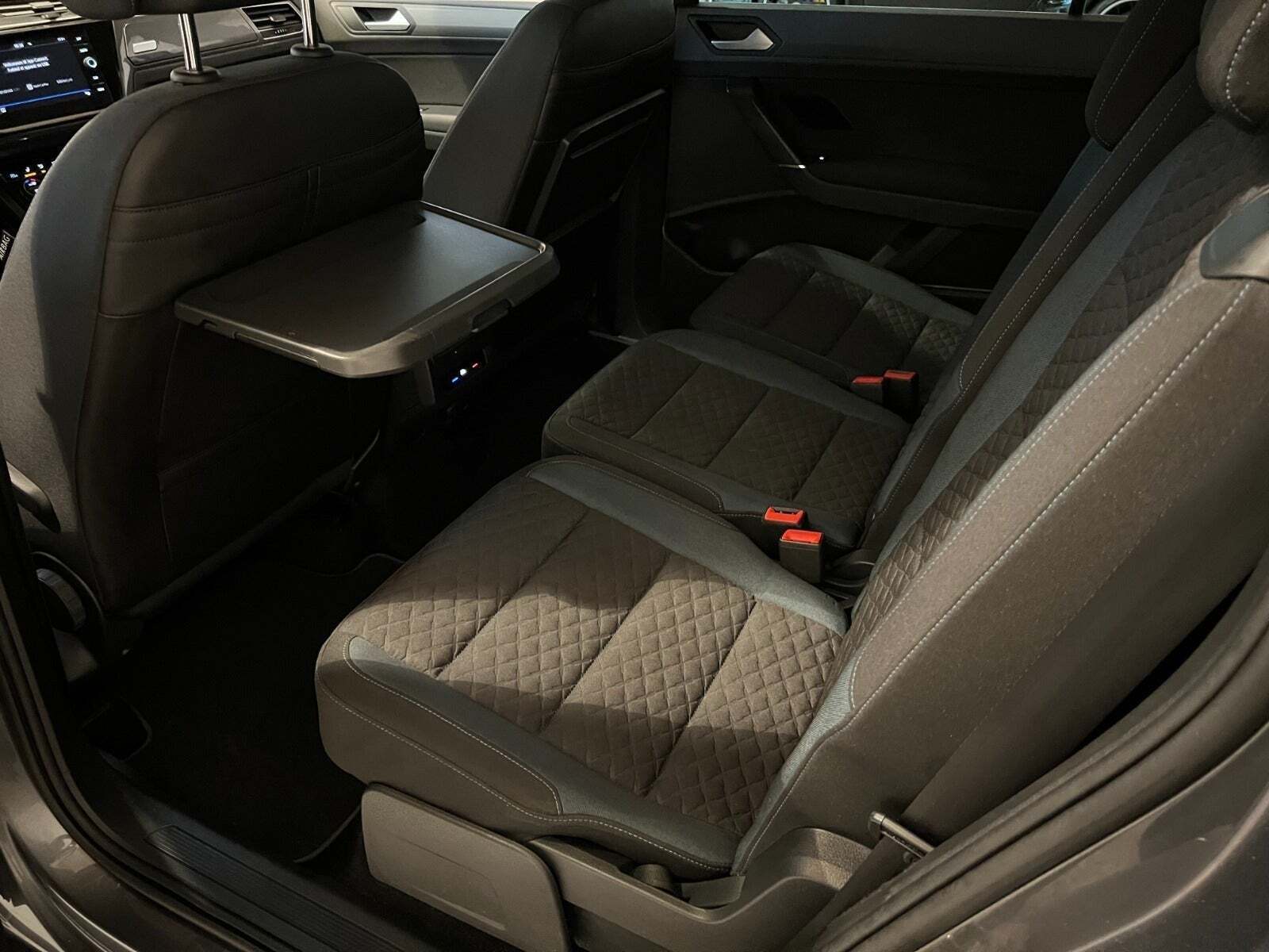 Grå VW Touran fra 2019