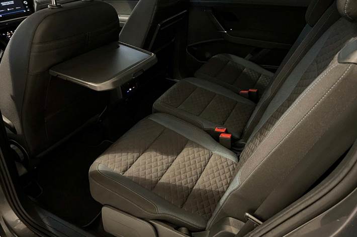 Grå VW Touran fra 2019