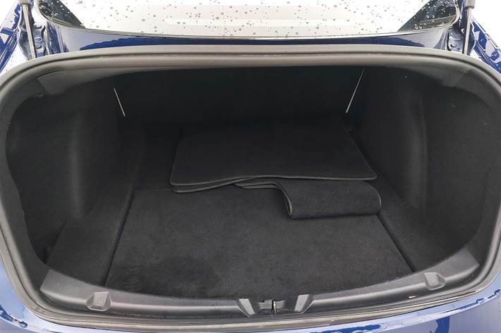 Blå Tesla Model 3 fra 2019