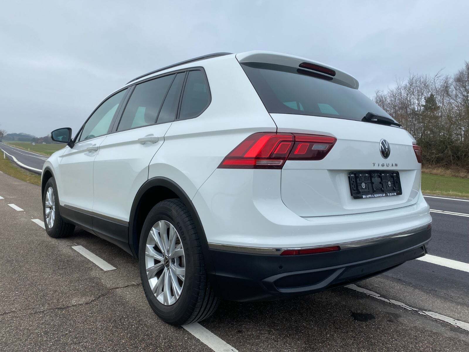 Hvid VW Tiguan fra 2021