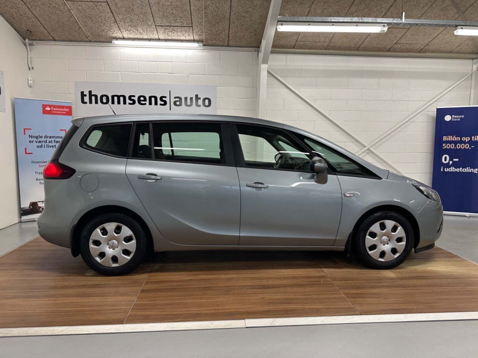 Grå Opel Zafira Tourer fra 2015 set udefra