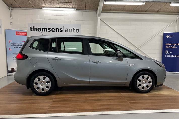 Grå Opel Zafira Tourer fra 2015 set udefra