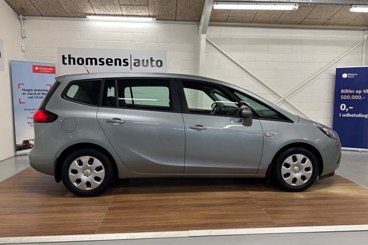 Grå Opel Zafira Tourer fra 2015 set udefra