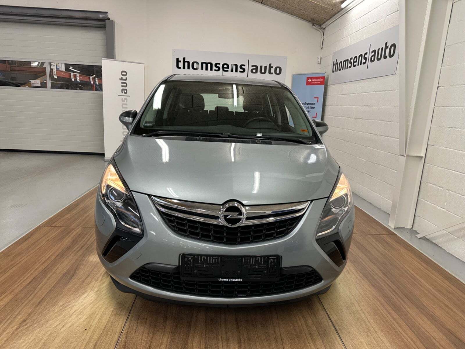 Grå Opel Zafira Tourer fra 2015 set udefra