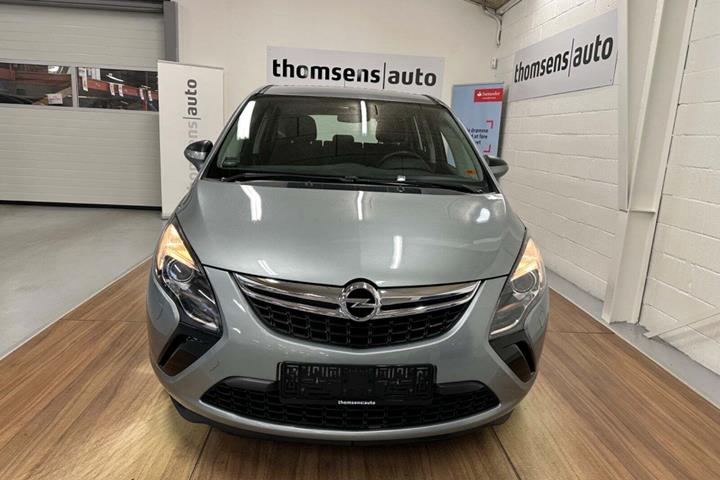 Grå Opel Zafira Tourer fra 2015 set udefra