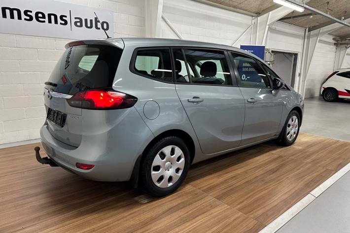 Grå Opel Zafira Tourer fra 2015 set udefra