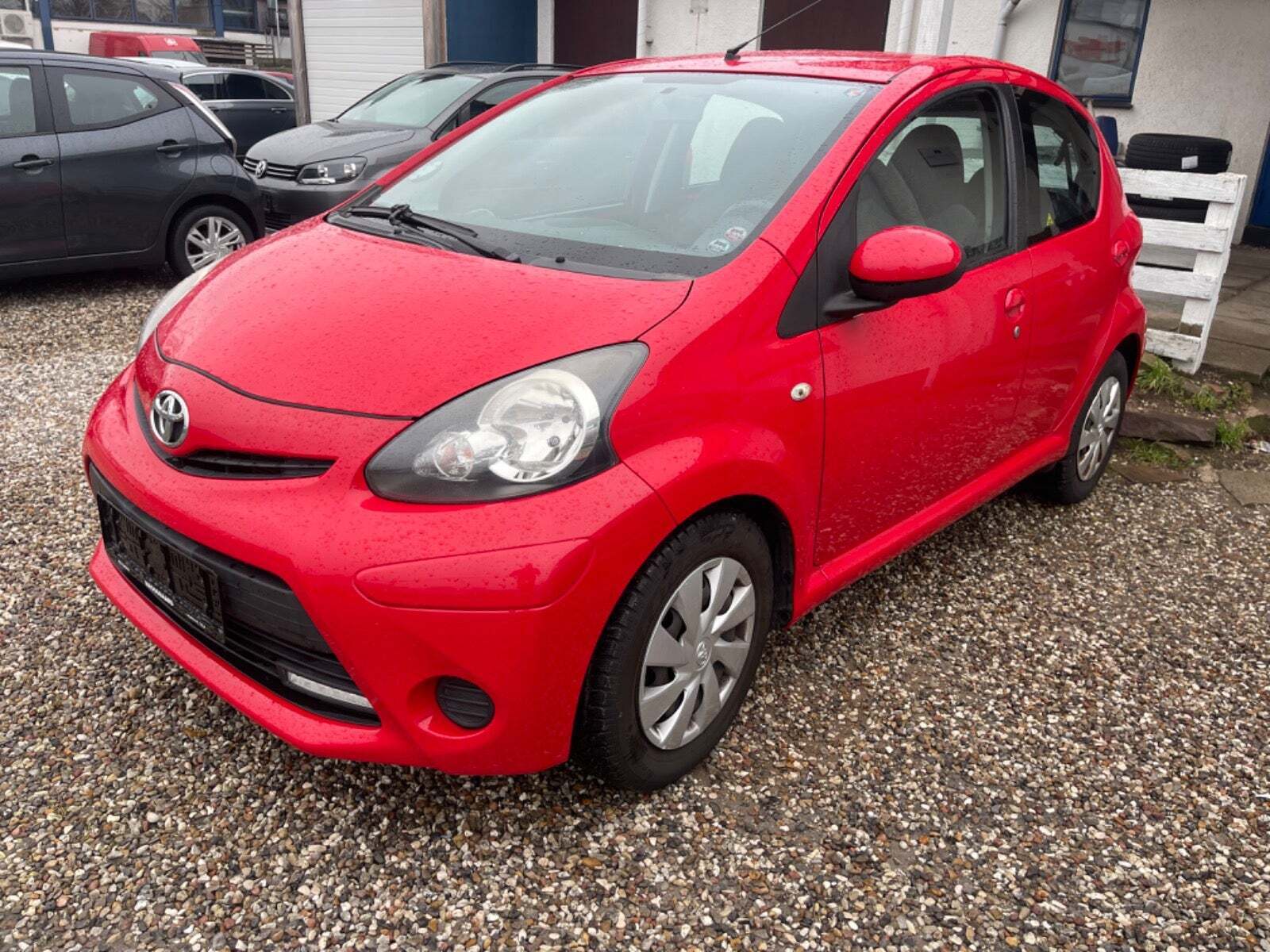 Rød Toyota Aygo fra 2012