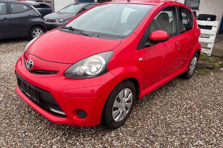Rød Toyota Aygo fra 2012