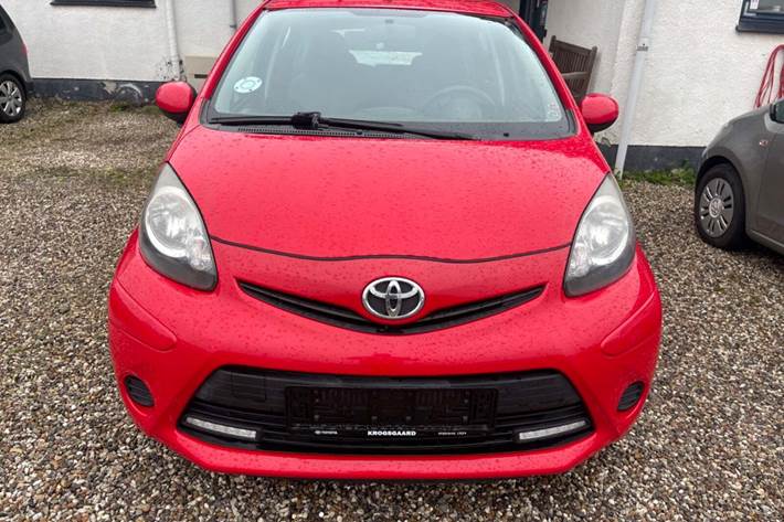 Rød Toyota Aygo fra 2012