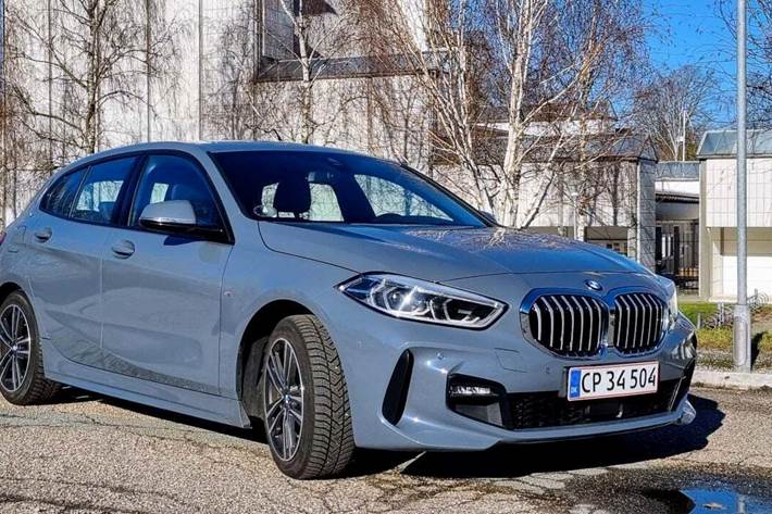 Grå BMW 118d fra 2020