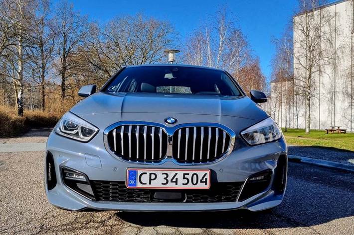 Grå BMW 118d fra 2020