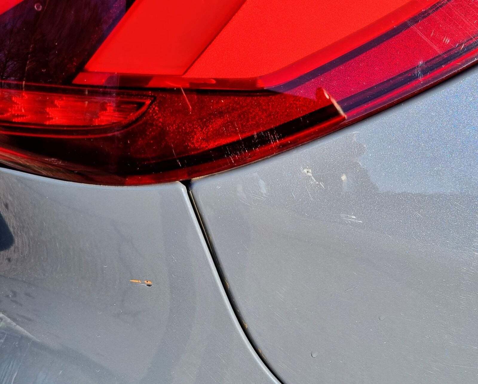 Grå BMW 118d fra 2020