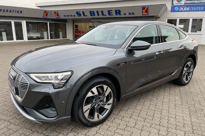 Grå Audi e-tron fra 2021 set udefra